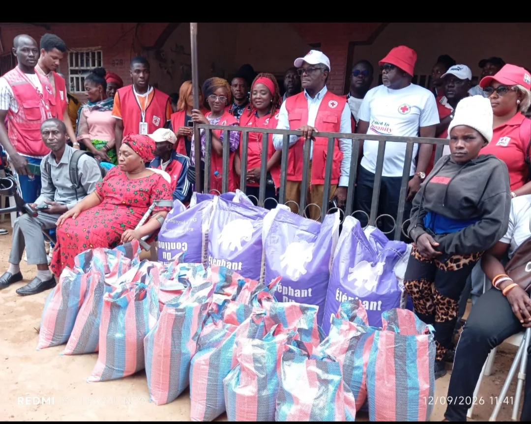 Beneciaries in a group picture with officials of the Cameroon Humanitarian Red cross